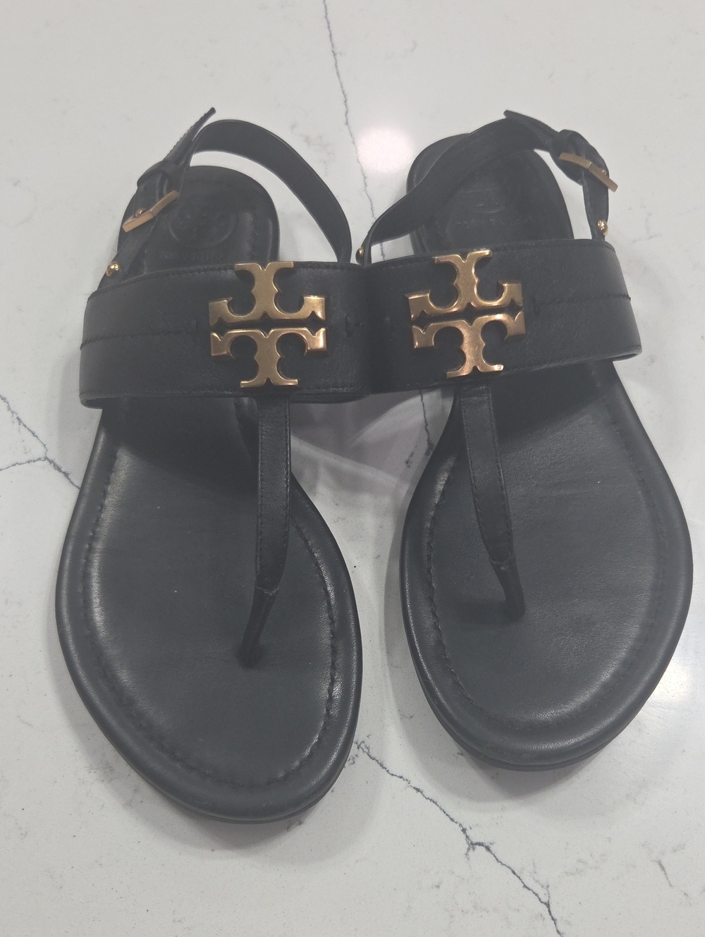 Tory Burch Black Leather Logo Thong Sandals with Gold Emblem Sz7 Pre-owned
